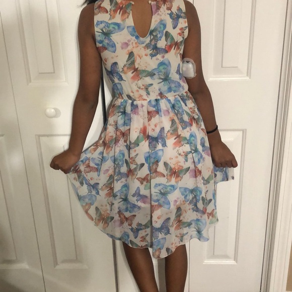 Gorgeous butterfly 🦋 dress - Picture 2 of 8